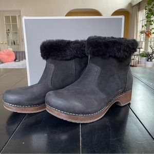 NWT Dansko Bettie Black Nubuck Bootie